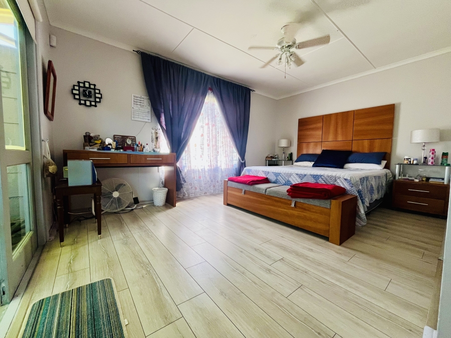 4 Bedroom Property for Sale in Sandbaai Western Cape